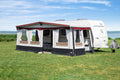DWT Atelier Chalet mit Vordach Ganzjahres-Wohnwagenvorzelt